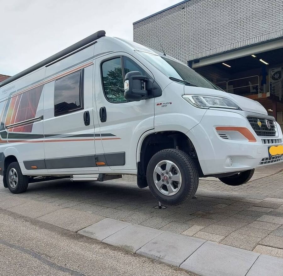Camper met Amplo hydraulisch levelsysteem, wielen volledig van de grond