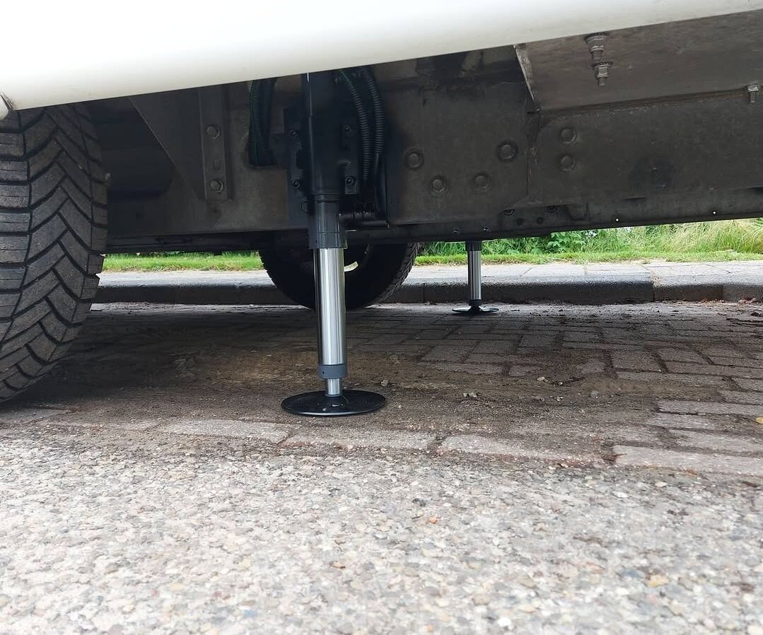 Close-up van uitgeklapte Amplo hydraulische steunpoot